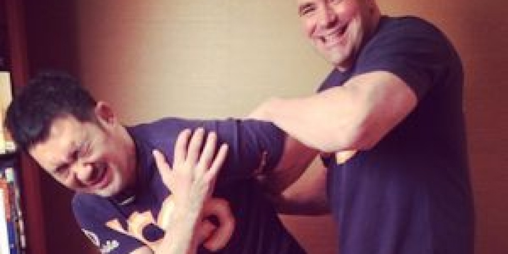 Dana White praat met Sakuraba