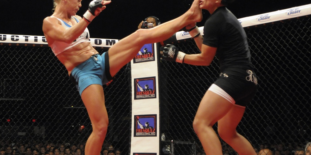 Holly Holm treft Raquel Pennington in haar UFC Debuut