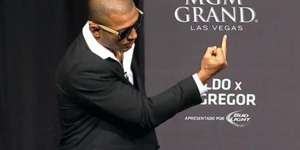 Jose Aldo geeft Conor McGregor middelvinger tijdens een UFC persconferentie