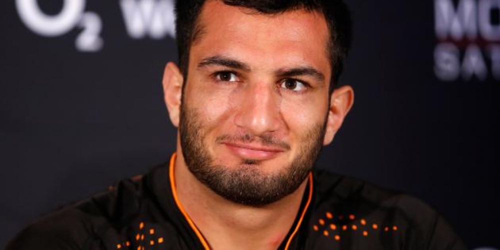 Gegard Mousasi beantwoord vragen via Instagram