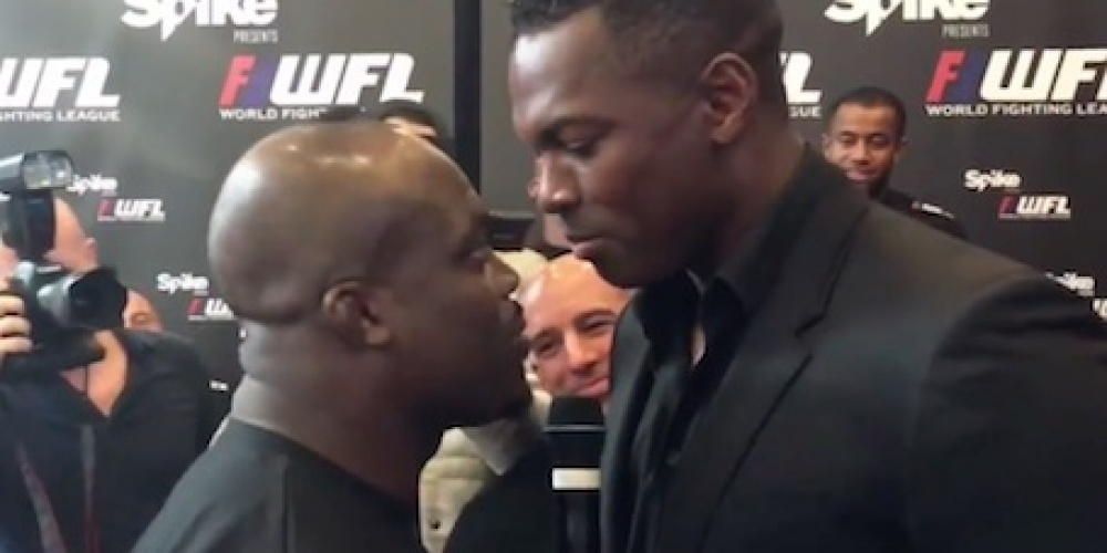 Staredown Manhoef en Bonjasky loopt bijna uit de hand