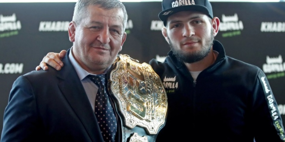 Khabib's vader opent deur voor McGregor-gevecht: 'Als McGregor wil, dan zal Moskou op hem wachten'