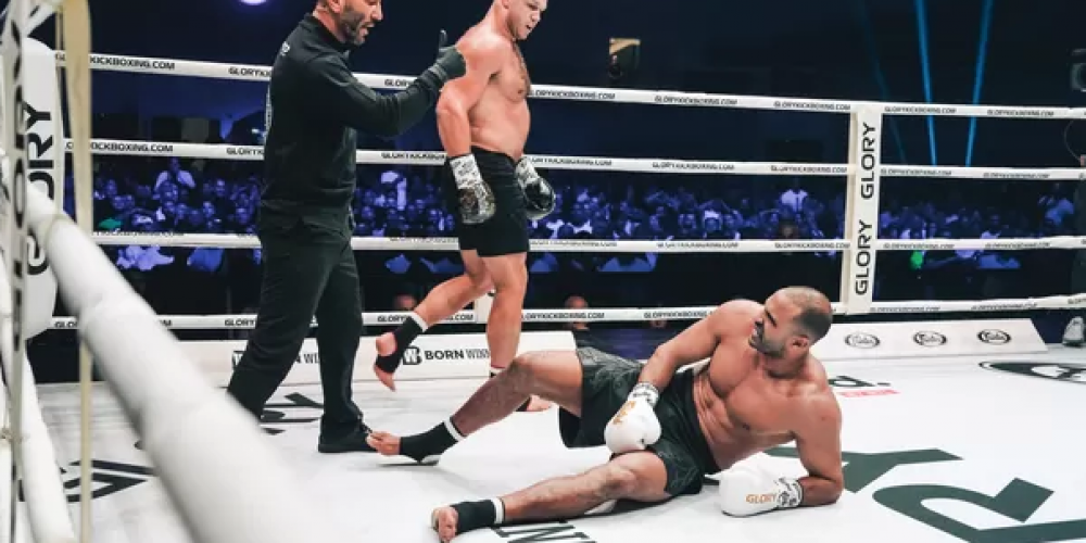 Badr Hari geeft na meerdere knockdowns geblesseerd op bij rentree Glory